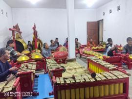 LATIHAN KARAWITAN PAMONG DAN WARGA KALURAHAN SALAM